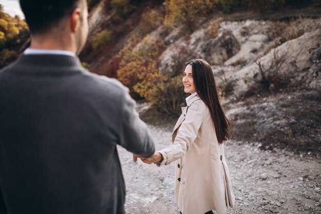 Жених берет невесту за руку: первая встреча и привлекательность